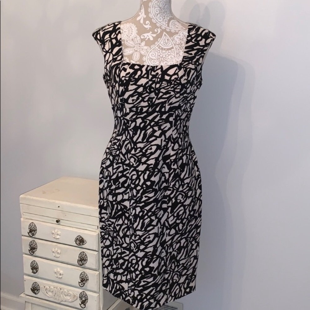 Calvin Klein Modern Pattern Dress. Lightly lined. Looks fantastic On!! Sz 6
